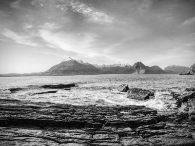 Kayalar Elgol, Loch Scavaig, Isle of Skye İskoçya yakınlarında. Soğuk Şubat akşamları sıcak günbatımı renkleri. Popüler fotoğrafçılar hedef.