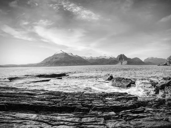 Kayalar Elgol, Loch Scavaig, Isle of Skye İskoçya yakınlarında. Soğuk Şubat akşamları sıcak günbatımı renkleri. Popüler fotoğrafçılar hedef.