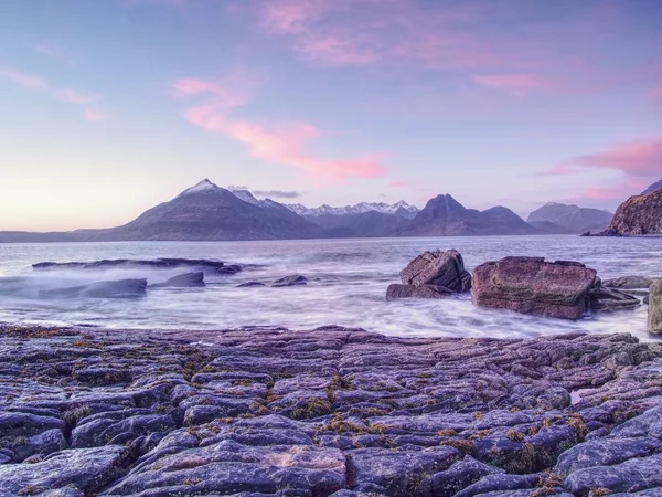 有名な岩が多い湾の Elgol スコットランドのスカイ島に バック グラウンドで Cuillins 夕日で撮影 — ストック写真