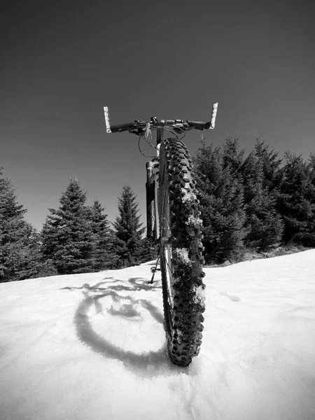 Brett Visa Foto Mountainbike Djup Snö Vinter Berg Med Road — Stockfoto