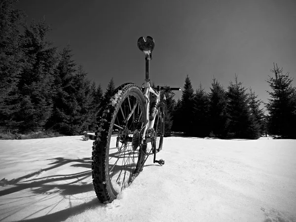 Mountain Bike Stående Frusen Snö Mot Blå Himmel Dolda Asfaltvägen — Stockfoto