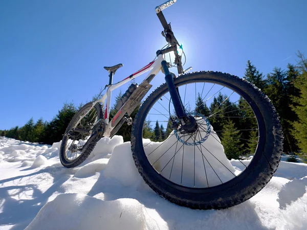 Cykla Vinter Snöiga Bergen Stora Däck Hjul Mountainbike Solig Vinterdag — Stockfoto