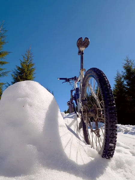 Cykla Vinter Snöiga Bergen Stora Däck Hjul Mountainbike Solig Vinterdag — Stockfoto