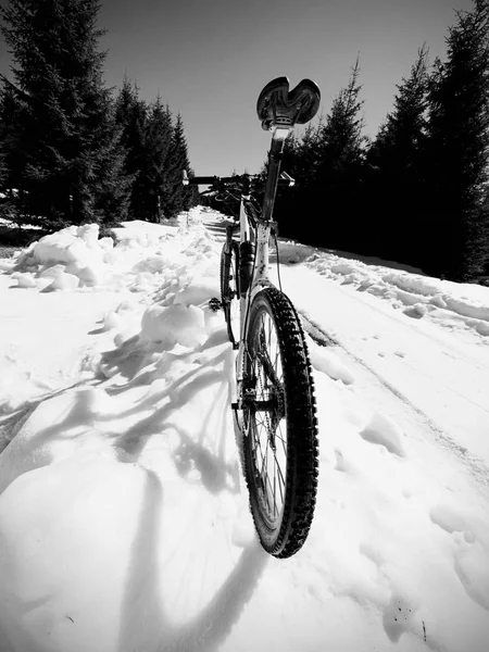 広く深い雪の中でマウンテン バイクの写真を表示します 積雪下で失われた道と冬の山 — ストック写真