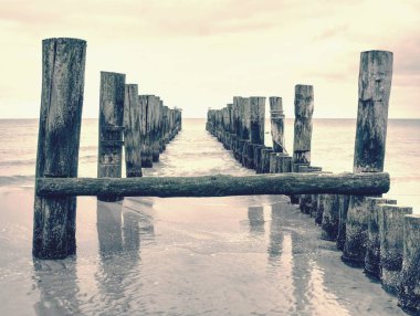 Ahşap çıta köprü deniz genişlik juts. Ünlü turistik romantik ruhlar için