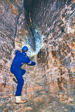 Tünel işçi. Personel koruyucu kıyafetli çökeller kayalık duvar, büyük yeraltı tüneli kanalizasyon kontrol.