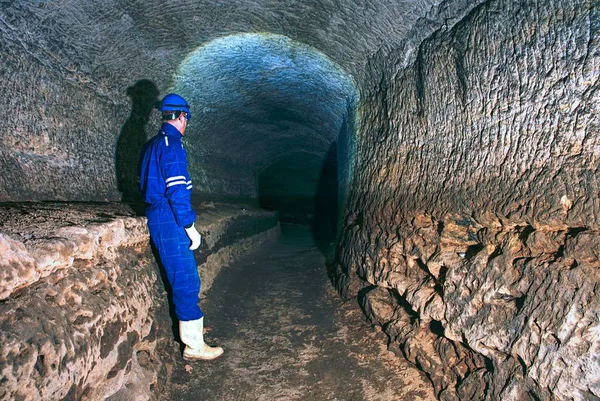 Uomo Vecchio Tunnel Buio Passaggio Del Bastione Sotto Città Scale — Foto Stock