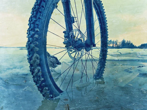 抽象的な効果 雪に覆われた丘の上にマウンテン バイクのサイクリスト 新鮮な雪で覆われた風景です エクストリーム スポーツとエンデューロ バイク コンセプト — ストック写真