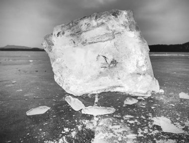 Adet kıyılmış buz blokları erime. Güçlü renkli arka ışık derin çatlaklar Parlatıcı, görüş açısı düşük. Çok düz ufuk.