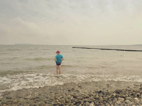 Garçon Bleu Noir Vêtements Sportifs Rester Dans Mer Mousseuse Froide — Photo