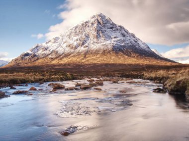 Bahar Nehri İskoç dağlık. Glen Coe dramatik manzara sırasında erken Bahar, İskoçya