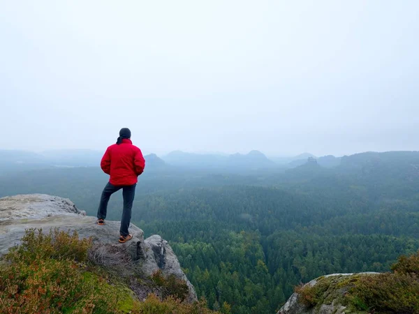 Man Toeristische Wandelaar Trail Runner Kijken Naar Inspirerende Rotsachtige Landschap — Stockfoto