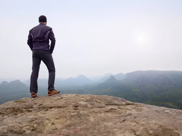 Hombre Cima Cima Montaña Amanecer Cielo Nublado Concepto Deporte Vida —  Fotos de Stock