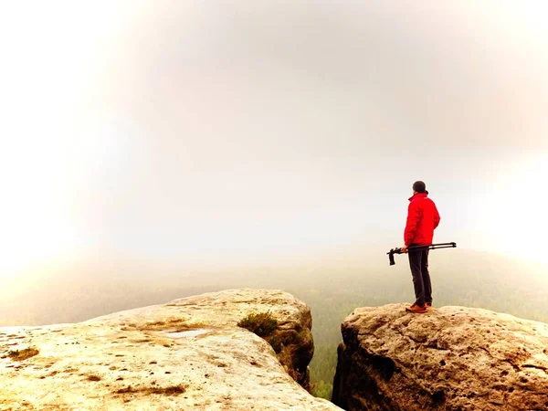 Mann Touristenwanderer Oder Trailrunner Die Inspirierende Felslandschaften Hochgebirge Betrachten Läufer — Stockfoto