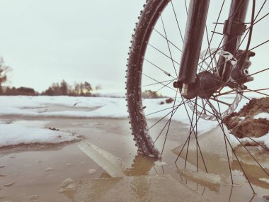 Mtb Bisiklet çamurlu su birikintisi içinde dinleniyor. Macera ve aşırı Bisiklete binme kavramı, kendi kendine motivasyon ve ilham.