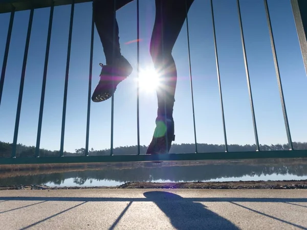 Nohy Běžeckou Člověka Muž Odpočinout Při Sedět Zábradlí Mostu Slunečné — Stock fotografie
