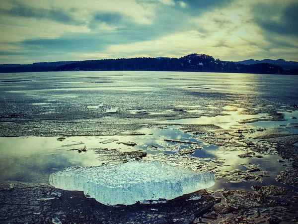 湖水的暗水来融化白冰浮冰 暖春风日 — 图库照片