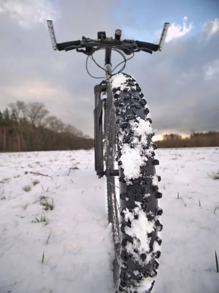 Деталі Переднього Велосипеда Зимовій Стежці Стежка Вкрита Снігом Спортивні Настрої — стокове фото