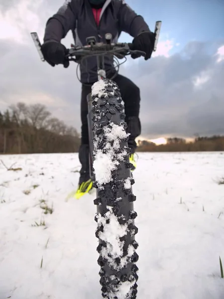 Mannen Med Mountainbike Snö Förlorade Sökvägen Snödriva Framhjul Detalj Snöflingor — Stockfoto