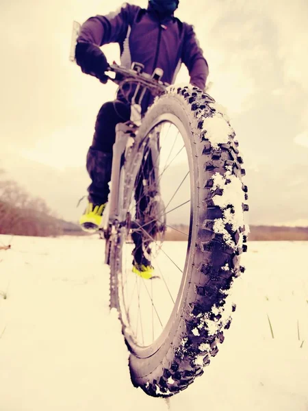 Homem Com Bicicleta Montanha Ficar Neve Caminho Perdido Snowdrift Detalhe — Fotografia de Stock