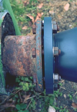 Eski gaz kontrol vanası. Endüstriyel Vana içinde büyük bir sistem. Paslı boruları. Valf ile eski metal boru