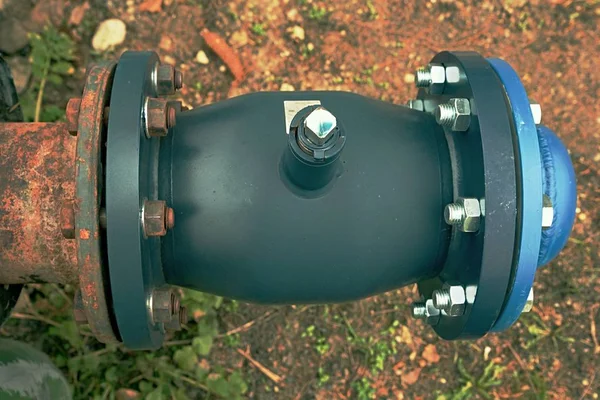 Eski gaz kontrol vanası. Endüstriyel Vana içinde büyük bir sistem. Paslı boruları. Valf ile eski metal boru