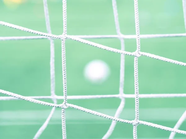 Der Fußball Auf Grünem Gras Durch Ein Grünes Quadratisches Tornetz — Stockfoto