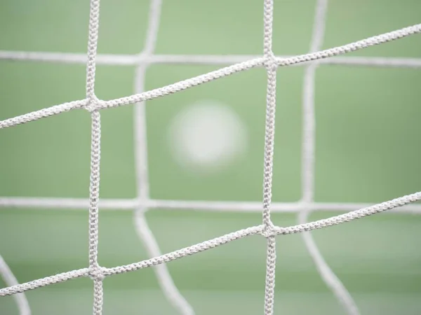 Bola Futebol Grama Verde Vista Através Uma Rede Portão Quadrado — Fotografia de Stock