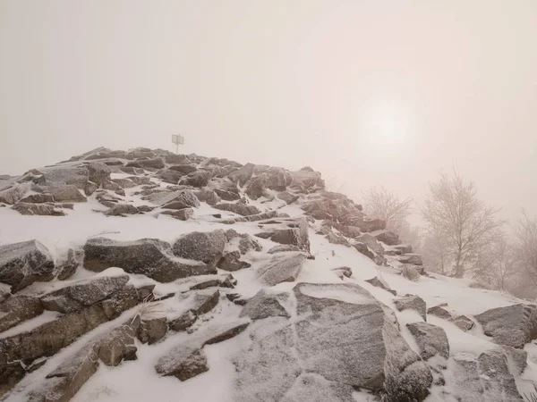 Pic Enneigé Montagne Caché Dans Une Brume Épaisse Conditions Météorologiques — Photo