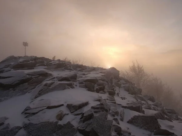 Karlı Dağ Tepe Ağır Siste Gizlenmiş Aşırı Hava Dramatik Doğal — Stok fotoğraf