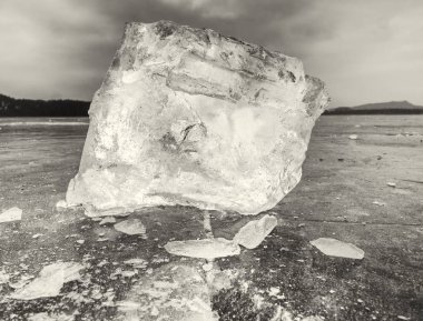 Görüntü buz parçaları ve buz zeminde su damlaları. Doğal buz pateni halka akşamı dondur