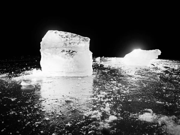 Hielo Con Reflejo Lago Témpano Hielo Triturado Sobre Fondo Natural —  Fotos de Stock