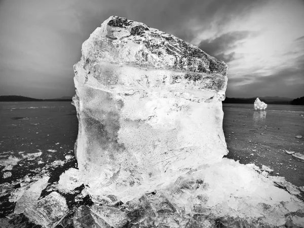 氷の湖に反射します 反射の自然背景に砕いた氷のかたまり フィールドの深さと自然の氷山 黒と白の写真 — ストック写真