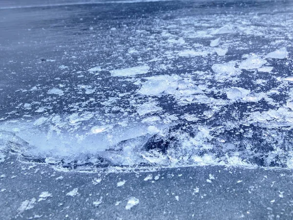 Yüzen Buz Kütlesi Karanlık Donmuş Düz Zeminde Ezilmiş Buz Ezilmiş — Stok fotoğraf