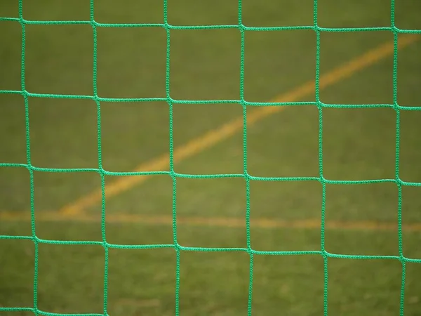 Detalhe Uma Rede Futebol Contra Grama Verde Estádio Foco Seletivo — Fotografia de Stock