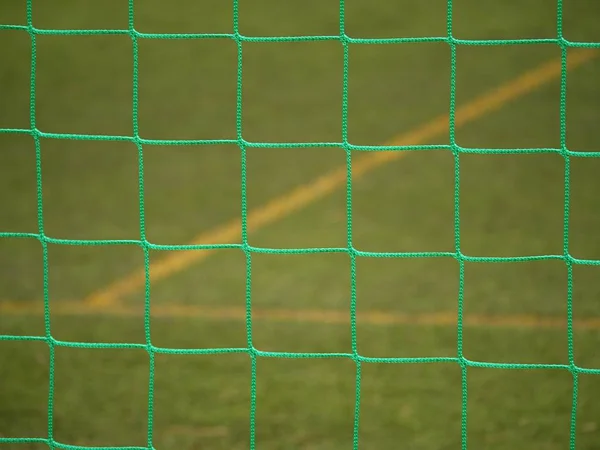 Detail Fotbalové Sítě Proti Zelené Trávy Stadionu Selektivní Fokus Detailní — Stock fotografie