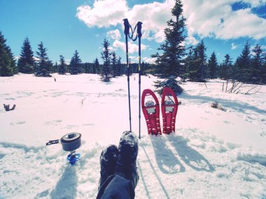 Karda çadır önünde yemek kış ormanda kamp. Bir şenlik ateşi kamp ateşi yapma ve yemek yemek ile taşınabilir Ocak ve yangın, karlı manzara