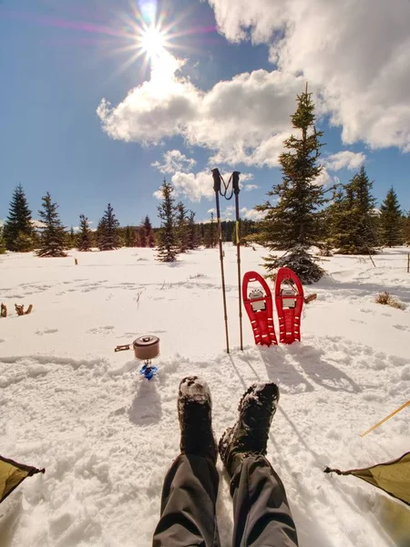 Hora Almoço Durante Trilha Inverno Acampar Neve Cozinhar Sapatos Neve — Fotografia de Stock