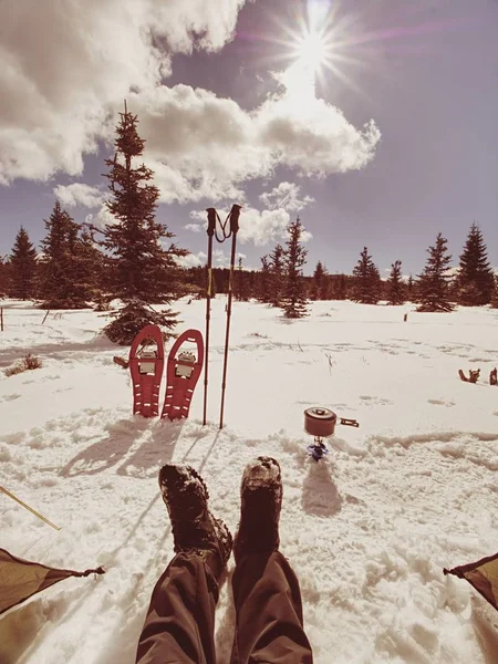 Almuerzo Cocina Hombre Descansando Durante Sendero Invierno Las Raquetas Nieve — Foto de Stock