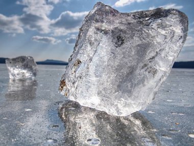 Parlayan buz parçalanmak ve donmuş nehir ya da göl, kış Tema buz parçaları