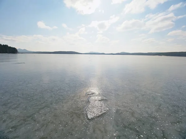 Belo Gelo Pedaço Transparente Lago Contra Céu Azul Escuro Sol — Fotografia de Stock