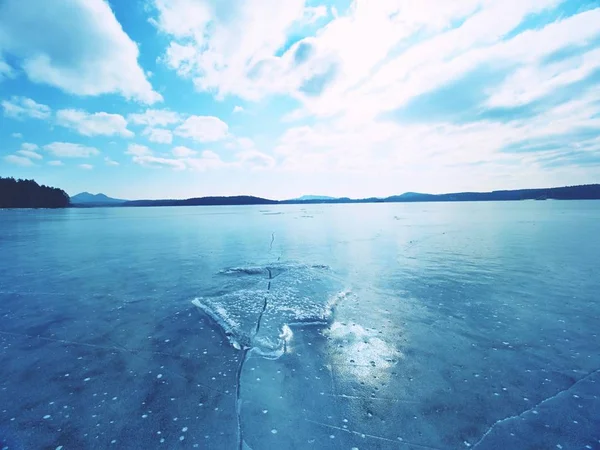 얼어붙은 평평한 호수에 광선의 얼음의 두께에서 — 스톡 사진