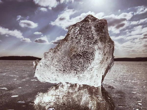 Stagione Invernale Fiume Ghiacciato Ghiaccioli Lucenti Rotti Livello Acqua Lattiginosa — Foto Stock