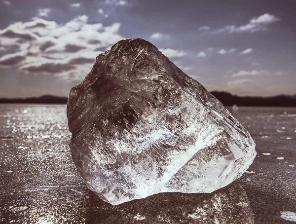 明確な氷の Pice の背後にある魅力的な冬の太陽秘伝 湖の氷の上にある氷のかけらを輝く 美しい反射を作成します — ストック写真