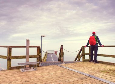 Hat ile sırt çantası seyahat, turizm ve deniz köprüsü nöbet adam. Lowcost seyahat