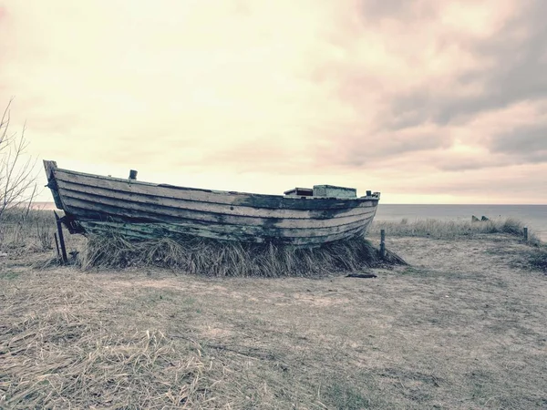 Маленький Затонувший Корабль Деревянная Лодка Якоре Моря Угрюмое Утро — стоковое фото