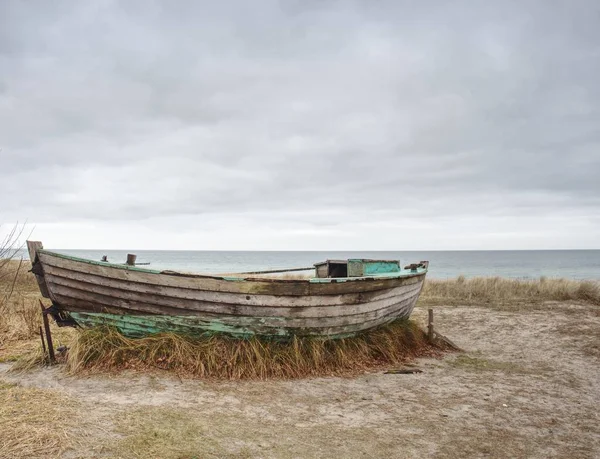 Fischerboot Meeresufer Auf Sand Bei Sonnenuntergang Mit Horizont Meer Hintergrund — Stockfoto