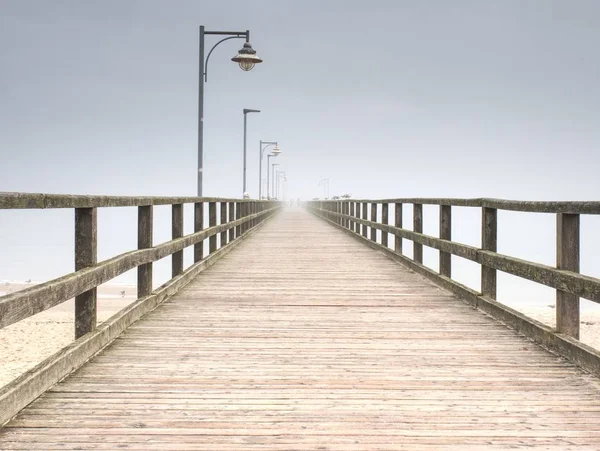 海ドックの木造の橋 海岸線に桟橋 木造の橋 海海岸 ボート ステーション — ストック写真