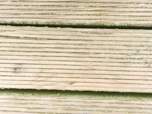 古い苔むした木の板 屋外テラス 堅材板の表面処理 — ストック写真