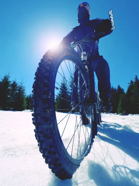 雪に覆われた冬の森でマウンテン バイクに乗る クレイジーな冒険 スポーツとエンデューロ Mtb の大きなタイヤの詳細 — ストック写真